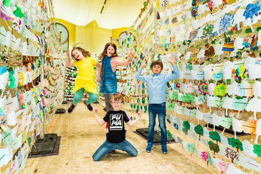 Die längste Papierbaumkette der Welt kommt aus Österreich. Das
wurde von den Juror:innen des Guinness World Records Buch nun
offiziell bestätigt. Ein Lehrer aus Gratkorn sammelte mit seiner
Klasse exakt 18.100 Bäume aus Papier ein und fügte sie zu einer fast
zweieinhalb Kilometer langen Kette zusammen.