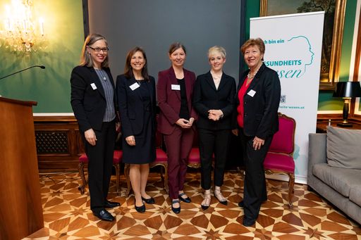  Dr. Michaela Fritz (Vizerektorin MedUni Wien),
Susanne Erkens-Reck (Geschäftsführerin Roche Austria), Salome Meyer
(Schweizer Botschafterin in Wien), Dr. Steffi Burkhart
(Impulsgeberin und Expertin für New Work) und Dr. Christa
Wirthumer-Hoche (Leiterin der AGES Medizinmarktaufsicht) beim 2.
Frauen Netzwerktreffen "Ich bin ein GesundheitsWESEN". (v.l.n.r.)