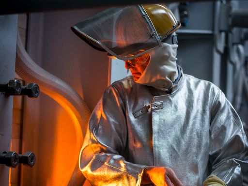 Die Glasschmelze ist energieintensiv. SCHOTT erforscht, wie
Spezialglas mithilfe von Grünstrom oder Wasserstoff geschmolzen
werden kann. Foto: SCHOTT / Die Verwendung dieses Bildes für
redaktionelle Zwecke ist unter Beachtung aller mitgeteilten
Nutzungsbedingungen zulässig und dann auch honorarfrei.
Veröffentlichung ausschließlich mit Bildrechte-Hinweis.