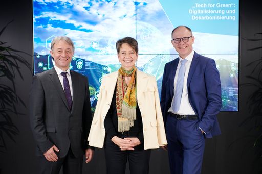 https://www.apa-fotoservice.at/galerie/31318 Thomas Reisinger,
Vorstand für Operations Infineon Technologies Austria AG; Sabine
Herlitschka, Vorstandsvorsitzende Infineon Technologies Austria AG
und Oliver Heinrich, Finanzvorstand Infineon Technologies Austria
AG.