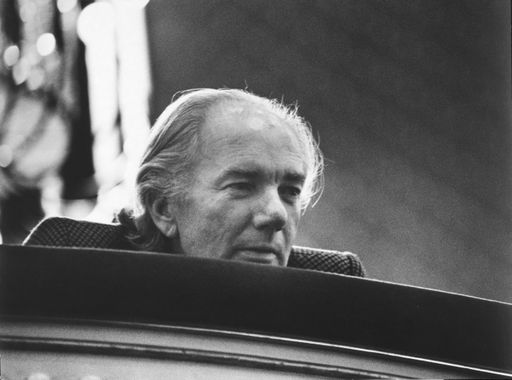 Vorschau Bild von Thomas Bernhard während einer Probe zu
„Heldenplatz“ am Wiener Burgtheater, 1988