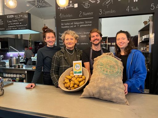  BIO AUSTRIA Obfrau Gertraud Grabmann eingerahmt vom
Team des neunerhaus Cafés