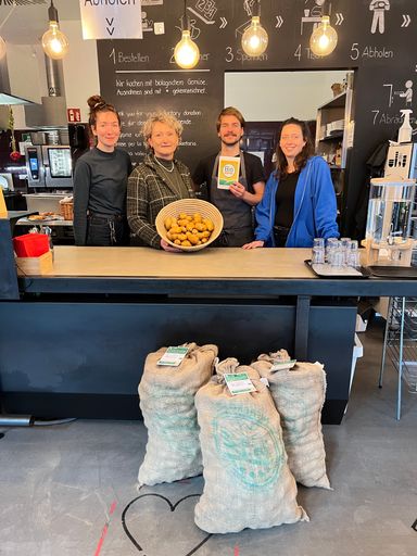 Vorschau Bild von BIO AUSTRIA Obfrau Gertraud Grabmann eingerahmt vom
Team des neunerhaus Cafés