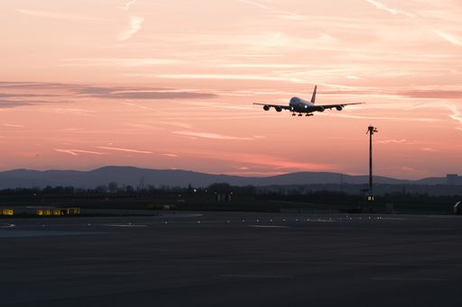 Vorschau Bild von Frachtflugzeug beim Landeanflug am Flughafen Wien