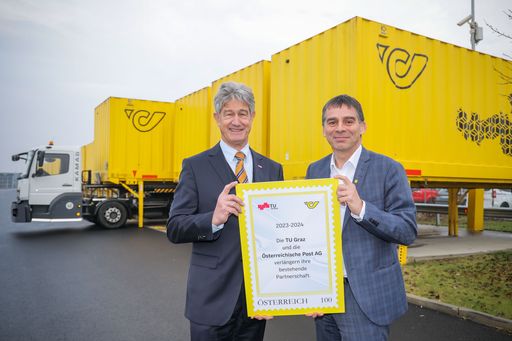 v.l.: Harald Kainz, Rektor der TU Graz, und Peter Umundum,
Vorstandsdirektor für Paket & Logistik, Österreichische Post AG, vor
WAB-Containern, die im Rahmen der Forschungskooperation autonom
bewegt werden sollen.