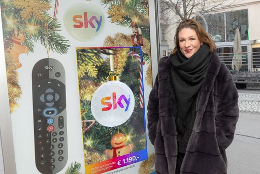 Vorschau Bild von Schauspielerin Selina Graf drückt den richtigen
Knopf.