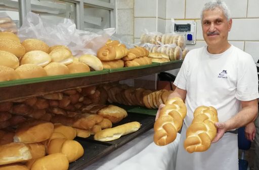 Bäcker mit frisch gebackenem Brot in der Bäckerei
der Salesianer Don Boscos in Bethlehem.