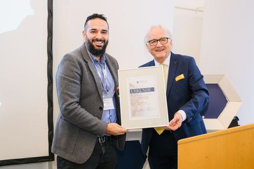  Zertifikatvergabe v.L. Daniel Einy M.A. CEO Vitamin
Lounge GmbH - Hans Harrer Vorstandsvorsitzender Senat der Wirtschaft