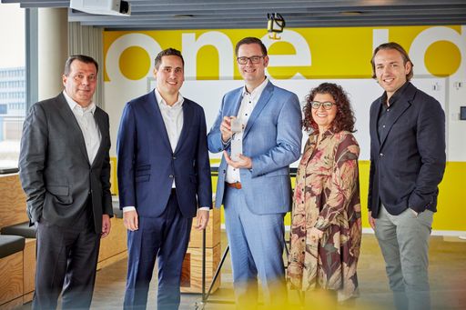  Claude Junghanns und Hendrik Heyn (beide Xiting) überreichen den
Xiting Platinum Partner Award an Peter Rosendahl, Bianca Springer
und Michael Zitz (alle All for One Group) - v.l.n.r. / Die
Verwendung dieses Bildes für redaktionelle Zwecke ist unter
Beachtung aller mitgeteilten Nutzungsbedingungen zulässig und dann
auch honorarfrei. Veröffentlichung ausschließlich mit
Bildrechte-Hinweis.
