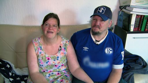 Dieter hat sich über beide Ohren in Sandy verliebt. / Die
Verwendung dieses Bildes für redaktionelle Zwecke ist unter
Beachtung aller mitgeteilten Nutzungsbedingungen zulässig und dann
auch honorarfrei. Veröffentlichung ausschließlich mit
Bildrechte-Hinweis.