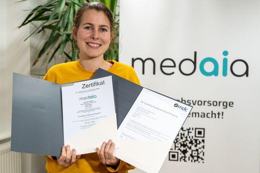  Andrea Wagner (Qualitätsmanagerin medaia Gmbh) mit
dem MDR IIa Zertifikat
