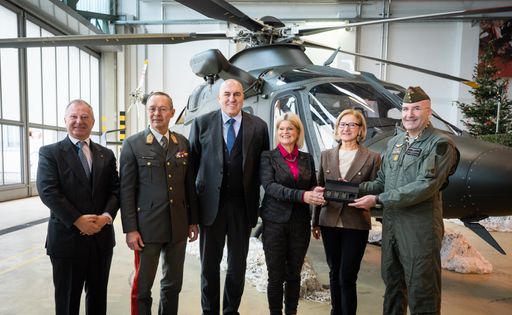 Erster Hubschrauber Leonardo AW169 wird an das
Österreichische Bundesheer übergeben, mit Bundesministerin Klaudia
Tanner und der italienische Verteidigungsministers Guido Crosetto