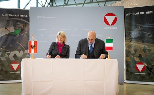 Vorschau Bild von Erster Hubschrauber Leonardo AW169 wird an das
Österreichische Bundesheer übergeben, mit Bundesministerin Klaudia
Tanner und der italienische Verteidigungsministers Guido Crosetto