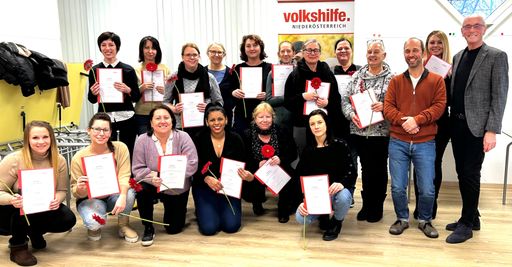 Volkshilfe Präsident Ewald Sacher überreichte 15
Heimhelferinnen in Volkshilfe Akademie Gerasdorf bei Wien ihre
Berufsbefähigung