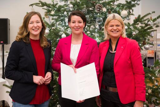 Vorschau Bild von Verteidigungsministerin Claudia Tanner bei der
Gecko Weihnachtsfeier am 19 12 2022 im BKA