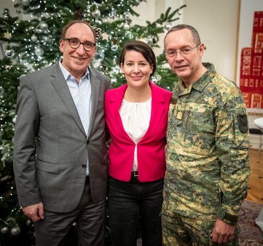 Vorschau Bild von Gesundheitsminister Johannes Rauch mit den
Vorsitzenden der GECKO-Komission Katharina Reich und Rudolf
Striedinger