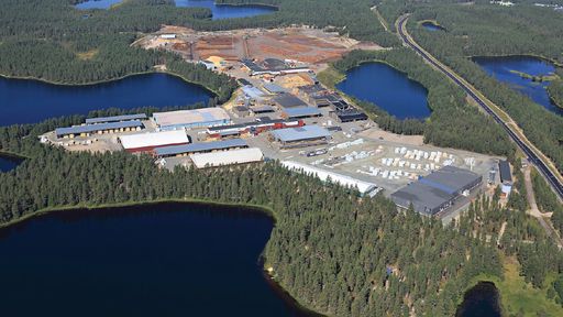 Vorschau Bild von Seit 1986 verarbeitet Pölkky hochwertiges Rundholz
zu verschiedenen Produkten. Die Lage im waldreichen Norden Finnlands
garantiert unmittelbare Nähe zum Rohstoff. Auf dem Bild: der
Standort von Pölkky in Kuusamo, Finnland.
