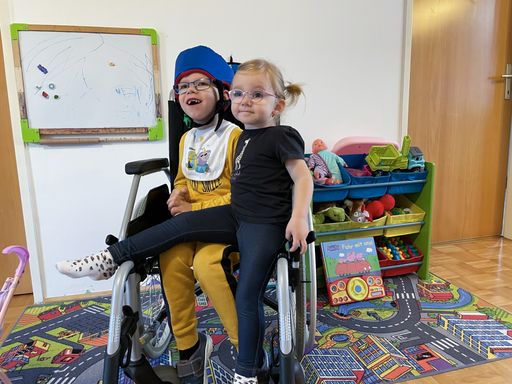 Der fünfjährige David hat eine erblich bedingte
Erkrankung des Gehirns und baut laufend motorische und geistige
Fähigkeiten ab.