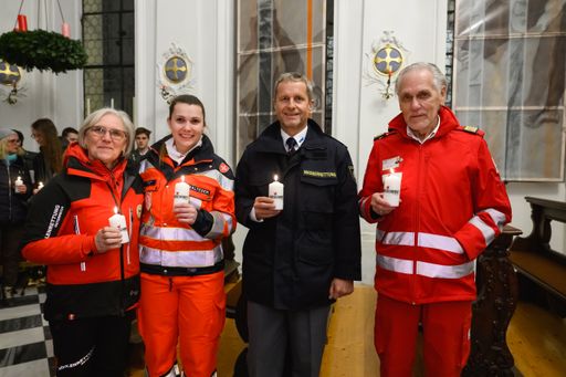 Vorschau Bild von Renate Tobitsch (Obfrau Höhlenrettung), Nikola
Schmidinger (Bereichsleiterin Malteser), Michael Stock (Landesleiter
Wasserrettung), Günther Ennemoser (Präsident Rotes Kreuz)