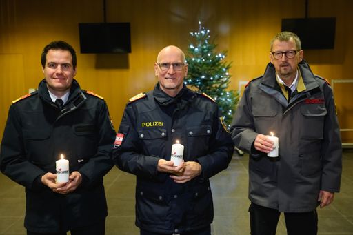 Vorschau Bild von Helmut Hager (Branddirektor Innsbruck), Dr.
Edelbert Kohler (Landespolizeidirektor), Albert Pfeifhofer
(Bezirkskommandant Innsbruck Stadt)