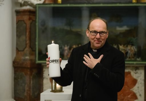 Vorschau Bild von Bischof Hermann Glettler mit Symbol Hand auf Herz