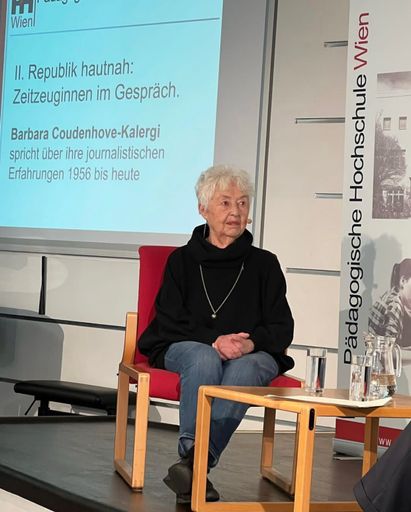 Vorschau Bild von Barbara Coudenove-Kalergi als Zeitzeugin am Podium der PH Wien