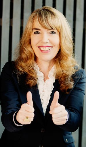 emporia-Eigentümerin und CEO Eveline Pupeter freut
sich über die Auszeichnung zum Senioren-Smartphone-Hersteller des
Jahres 2022.