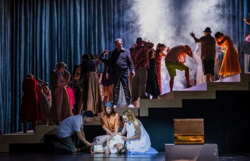 Aufführung von "Undine" in der Oper Leipzig: Die
liegende Bertalda (Olena Tokar) umringt von Undine (Olga Jelínková,
re), den Eltern Tobias (Sejong Chang) und Marthe (Karin Lovelius),
dahinter stehend Ritter Hugo (Matthias Stier) / Die Verwendung
dieses Bildes für redaktionelle Zwecke ist unter Beachtung aller
mitgeteilten Nutzungsbedingungen zulässig und dann auch honorarfrei.
Veröffentlichung ausschließlich mit Bildrechte-Hinweis.