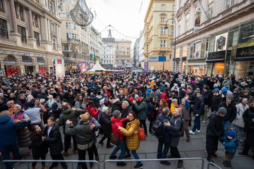 Vorschau Bild von Am Graben werden beim Wiener Silvesterpfad traditionell
kostenlose Walzertanzkurse angeboten.