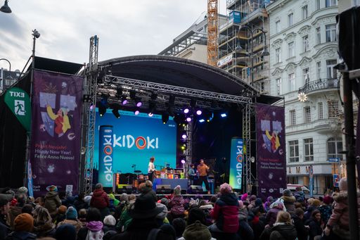 Vorschau Bild von Am Neuen Markt findet seit dem frühen Nachmittag ein
Kinderprogramm statt. Die Stars von "HALLO OKIDOKI" begeistern
Kinder und sorgen für ausgelassene Stimmung bei jungen
Besucher*innen.