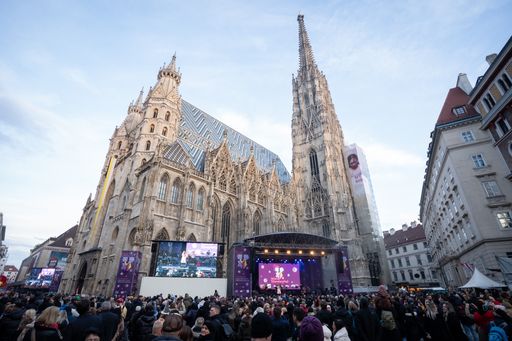 Vorschau Bild von Der Stephansplatz ist nur eine von sechs Bühnen beim 31. Wiener
SIlesterpfad. Am Bild zu sehen: Die Band Hope Will Lead. feat.
Leelah Sky
