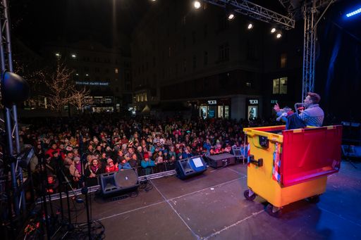 Vorschau Bild von Am Neuen Markt wurde den Besucher*innen bis in den Abend ein
Kinderprogramm geboten.