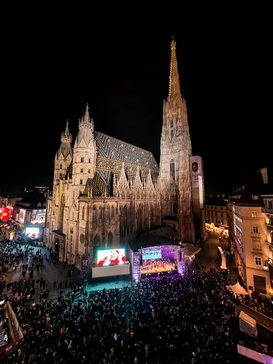 Vorschau Bild von Bei der Bühne am Stephansplatz gibt es für die Gäste des
Silvesterpfads Walzer, Big Bands und mehr.