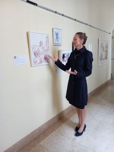 Vorschau Bild von Mag. Marlene Elvira Steinz besprach bei der
Eröffnung alle 32 Werkbeiträge.