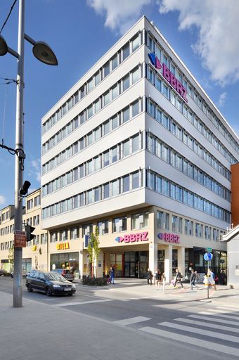 Das österreichische Family Office vivoreal hat ein
Bürogebäude in der Simmeringer Hauptstraße 47-49 in Wien über
Vermittlung von OTTO Immobilien vom Fund- und Investmentmanager HIH
Invest Real Estate (HIH Invest) erworben. Das 2007 errichtete
Gebäude umfasst insgesamt knapp 13.000 m² vermietbare Fläche sowie
über 100 Tiefgaragen-Stellplätze und ist vollständig vermietet;
Hauptmieter ist das BBRZ - Berufliches Bildungs- und
Rehabilitationszentrum. Durch die Lage direkt neben der
U-Bahn-Station „Zippererstraße“ (U3) und die Nähe zur A23 verfügt
die Liegenschaft über eine ausgezeichnete Verkehrsanbindung. Das auf
Gewerbeobjekte spezialisierte Family Office konnte sein Portfolio
somit um eine seiner Wachstumsstrategie entsprechende Liegenschaft
erweitern. Über den Kaufpreis wurde zwischen den Parteien
Stillschweigen vereinbart.