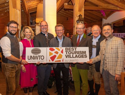  Bildhinweis v.l.n.r.: Mag. Renate Ecker
(Tourismusdirektorin Zell am See-Kaprun), Maximilian Posch (Obmann
TVB Zell am See), Ing. Norbert Karlsböck (Vorstandsdirektor der
Gletscherbahnen Kaprun AG), Andreas Wimmreuter (Bürgermeister Zell
am See), Dr. Wilfried Haslauer (Landeshauptmann), Dr. Erich Egger
(Vorstand Schmittenhöhebahn AG) und Christoph Bründl (Obmann TVB
Kaprun).
