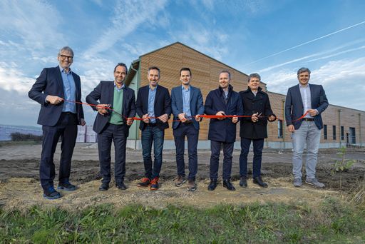 Austrotherm nimmt die erweiterte XPS-Produktion in
Purbach in Betrieb. Von links: Klaus Haberfellner (Geschäftsführung
Austrotherm Gruppe), Robert Schmid (Geschäftsführung Schmid
Industrieholding, Eigentümer), Robert Novak (Geschäftsführung
Vertrieb Austrotherm GmbH), Heimo Pascher (Technische
Geschäftsführung Austrotherm Gruppe), Peter Schmid (Eigentümer),
Paul Pressl, Sebastian Horvath (Werksleitung Purbach).