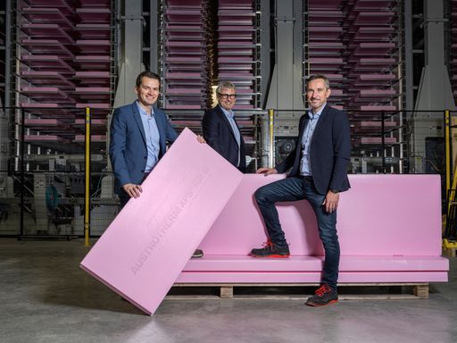 Vorschau Bild von Austrotherm nimmt die erweiterte XPS-Produktion in
Purbach in Betrieb. Von links: Heimo Pascher (Technische
Geschäftsführung Austrotherm Gruppe), Klaus Haberfellner
(Geschäftsführung Austrotherm Gruppe) und Robert Novak
(Geschäftsführung Vertrieb Austrotherm GmbH).