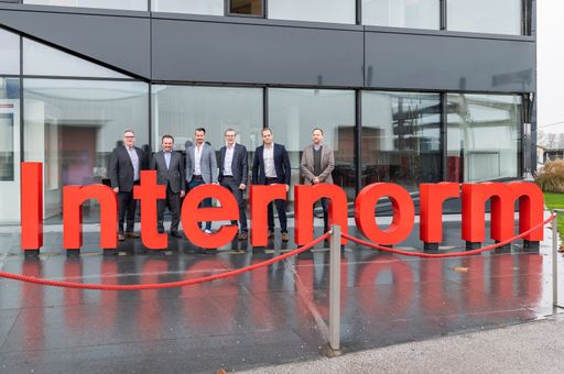  Geschäftsführung Internorm International GmbH und
Network Dimensions Unternehmensgruppe nach der
Vertragsunterzeichnung