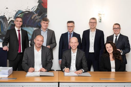 (hinten, v.l.n.r.): Dr. Thomas Seemayer, Roman Theisen,
Jan-Patrick Weltin, Ralf Jaskula (Account Manager adesso SE), Marcus
Stephan; vorne (v.l.n.r.): Oliver von Ameln (Geschäftsführer adesso
insurance solutions), Christoph Wolf, Beate Krost / Die Verwendung
dieses Bildes für redaktionelle Zwecke ist unter Beachtung aller
mitgeteilten Nutzungsbedingungen zulässig und dann auch honorarfrei.
Veröffentlichung ausschließlich mit Bildrechte-Hinweis.