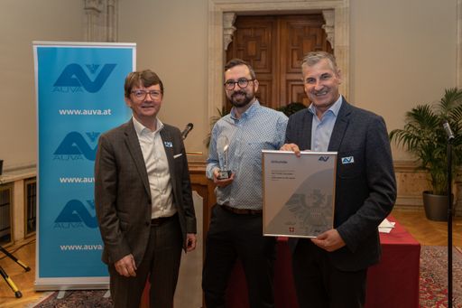  v.l.n.r.: Reinhard Minixhofer (Direktor der
AUVA-Landesstelle für Wien, Niederösterreich und Burgenland), Freddy
Ledermüller (Preisträger), Peter Engelbrechtsmüller (Vorsitzender
der AUVA-Landesstelle für Wien, Niederösterreich und Burgenland)