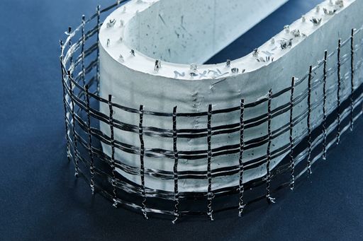  Basalt+ Prototyp für ein
Basaltbeton-Verbundbauteil: Mittels eines innovativen
Stickverfahrens werden mit Basaltfasern ressourcenschonende
Verbundwerkstoffelemente hergestellt.