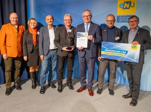 Vorschau Bild von Agri-PV-Anlagen wie das EWS Sonnenfeld ermöglichen
die Doppelnutzung zur gleichzeitigen Sonnenstrom- und
Lebensmittelerzeugung.