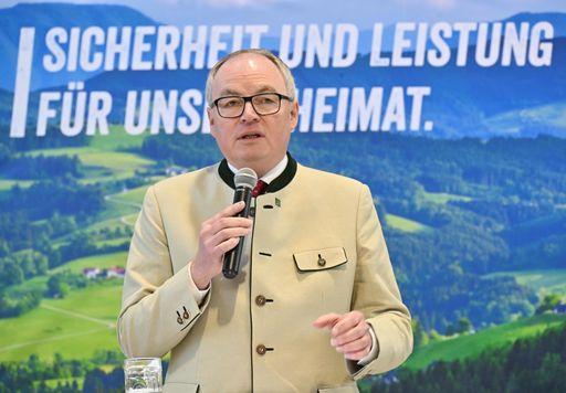  NÖ Bauernbundobmann LH-Stv. Stephan Pernkopf zeigte
den Bäuerinnen und Bauern die großen Themen der Landwirtschaft auf.