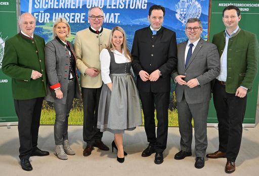 Vorschau Bild von Silke Dammerer (4.vl) startet mit breiter
Unterstützung des NÖ Bauernbundes in die letzten Tage des
Wahlkampfes.