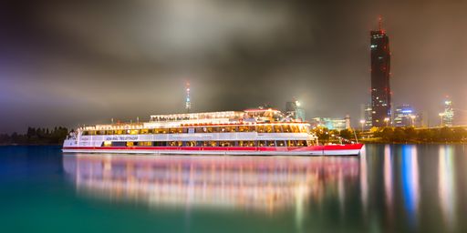 MS Admiral Tegetthoff bei Nacht