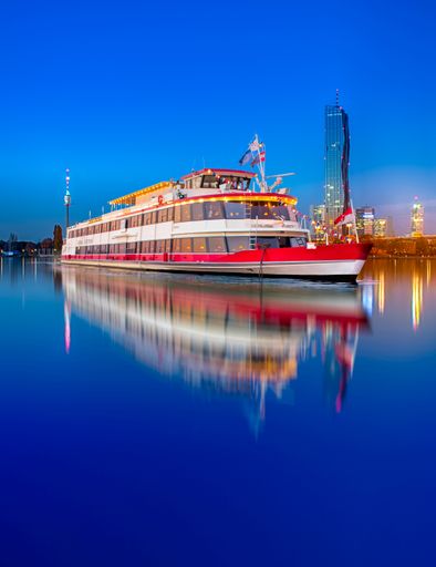 Vorschau Bild von MS Admiral Tegetthoff bei Nacht und Skyline Wien