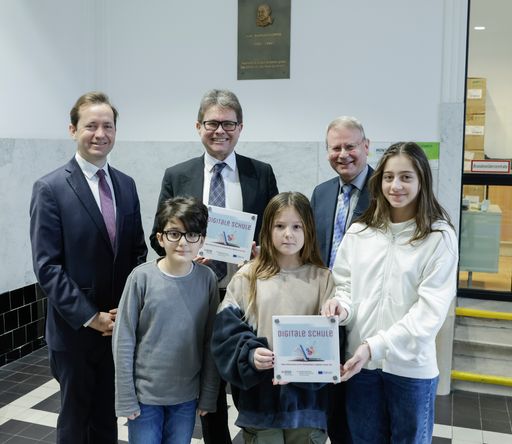 Die erste Plakette wurde von Bildungsminister
Martin Polaschek und OeAD-Geschäftsführer Jakob Calice an Edwin
Scheiber, Direktor des Wiedner Gymnasium / Sir Karl Popper Schule in
Wien, überreicht. V.l.n.r.: Jakob Calice (OeAD), Martin Polaschek
(BMBWF) und Edwin Scheiber (Wiedner Gymnasium / Sir Karl Popper
Schule) mit Schüler/innen der 1A-Klasse.