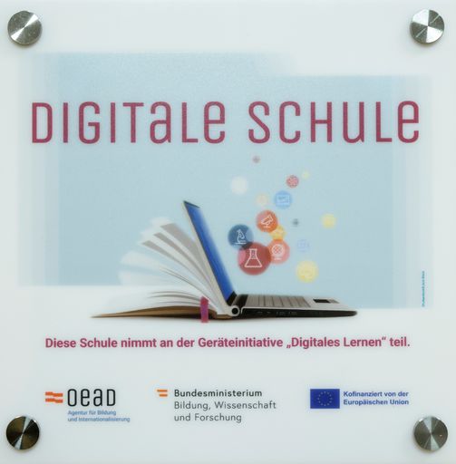 Vorschau Bild von Um die digital-innovative Entwicklung noch
sichtbarer zu machen, erhalten alle teilnehmenden 1.541 Schulen eine
Plakette der Geräteinitiative „Digitale Schule“.