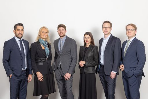 Das Team der RBD (v.l.n.r.): Deniz Icoglu
(Abteilungsleitung Inbound), Elke Palier (Abteilungsleitung
Outbound), Philipp Drexler (Abteilungsleitung Organisation und
Innovation), Alina Brunner (Stabstelle RBD und virtuelle Filiale),
Bernhard Hohenegger (Bereichsleiter Informationstechnologie /
Organisation) und Thomas Triebner (Projektmanagement &
Mandantenonboarding)
